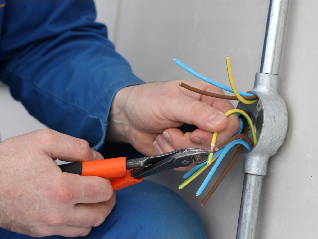 【华强电缆】家庭电路中的安全与美观，家装电线穿管的重要性