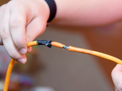 【华强电缆】什么是电线老化？如何辨别呢？
